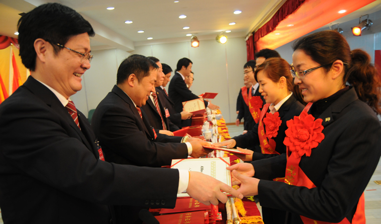 集團領導給先進個人頒獎