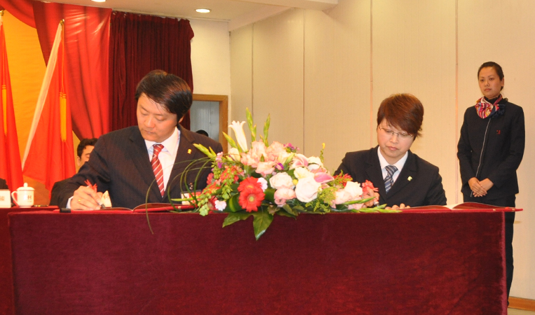 華億集團總裁項領與偉晨文化總經理孫艷簽訂2013年度《經營管理目標責任書》與《安全生產目標責任書》