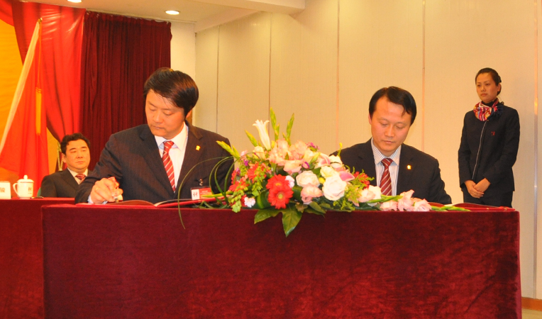 華億集團總裁項領與華億集團副總裁、華億超市總經理吳文駿簽訂2013年度《經營管理目標責任書》與《安全生產目標責任書》