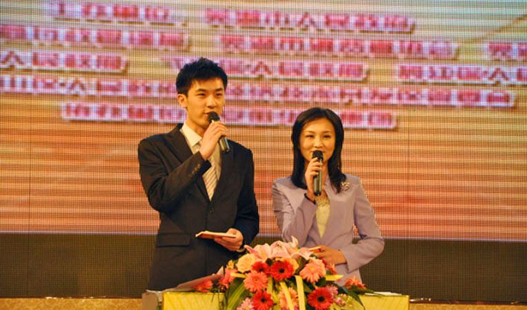 主持人宣布比賽開始