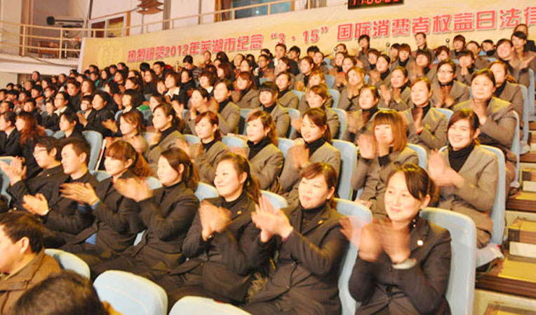 啦啦隊員為選手精彩的回答鼓掌