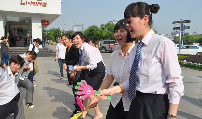 敬業(yè)的啦啦隊(duì)