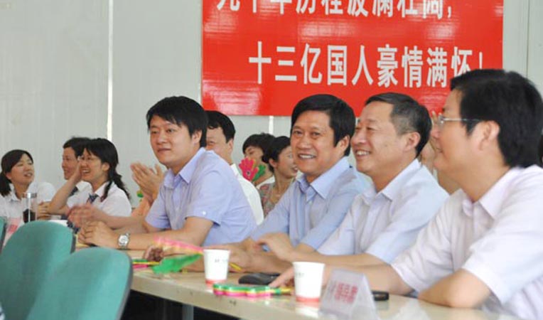 作為嘉賓的華億集團領導班子來到現場,為選手加油