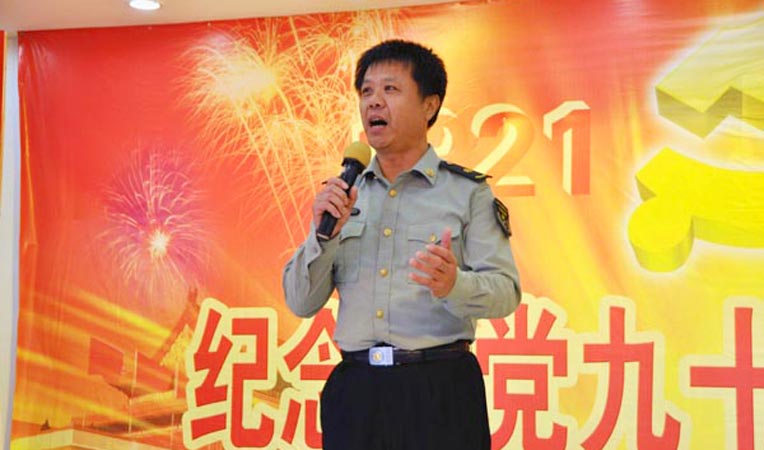 華億國際的王成平演繹的《說句心里話》無疑是男高音唱法的典范