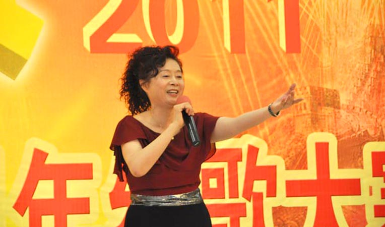 章國琴副董事長作為評委,也為大賽獻唱一曲,表達出對黨的熱愛之情