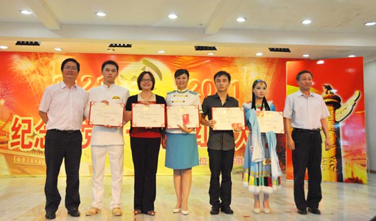集團黨委書記、常務副總裁陳東吉,副總裁陳愛國為獲得三等獎的選手頒獎并合影