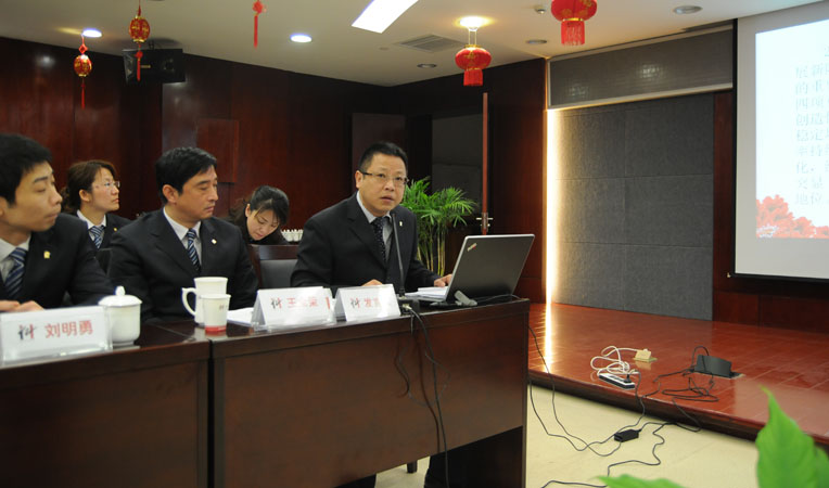 華億國(guó)際常務(wù)副總經(jīng)理張樹(shù)華匯報(bào)2012年華億國(guó)際工作情況