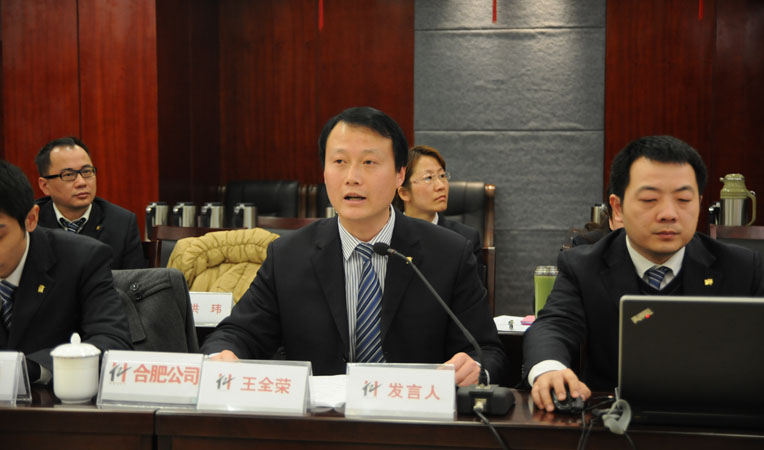 華億集團(tuán)副總裁兼華億超市總經(jīng)理吳文駿匯報(bào)2012年華億超市工作情況