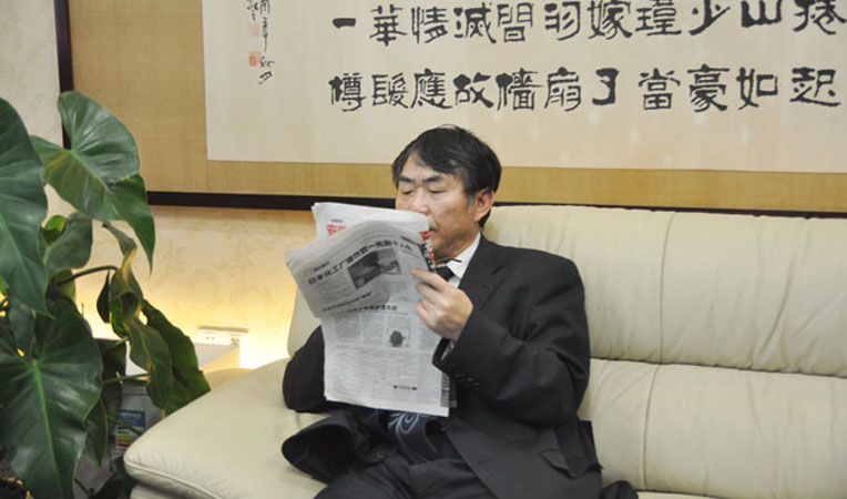 比賽間隙,棋圣聶衛平閱讀關于自己的相關報道