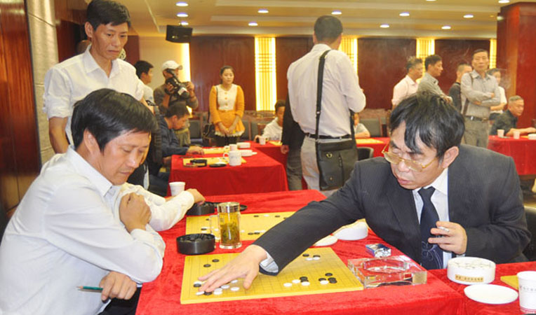 華億集團董事長項義水與“棋圣”聶衛平對弈