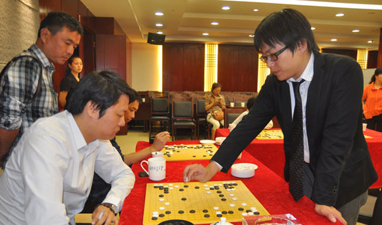 華億集團總裁項領與孔令文七段對弈