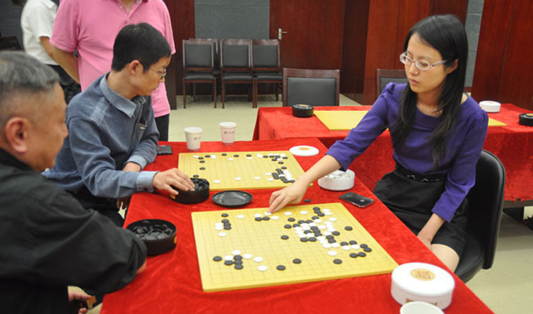 美女棋手陳盈與圍棋愛好者對弈