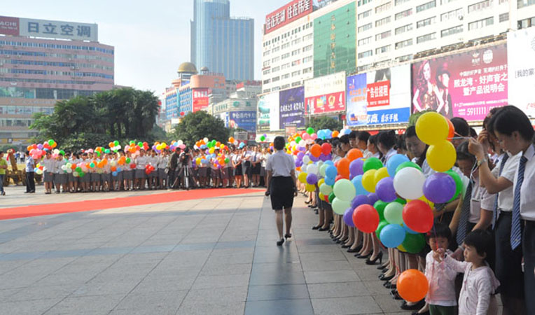 參加開業儀式的員工隊列