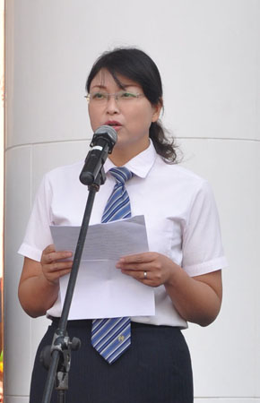 偉晨文化總經理兼華億國際副總經理孫艷主持開業儀式