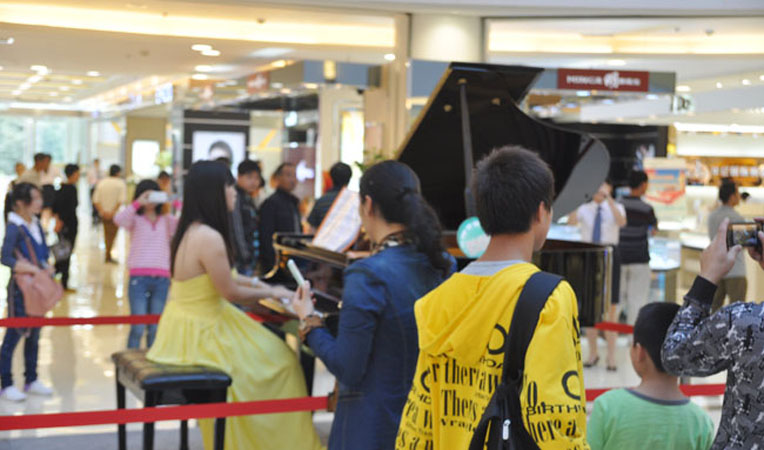 鋼琴演奏充滿了藝術的氣息