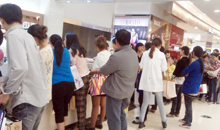 購物的人群擠滿柜臺