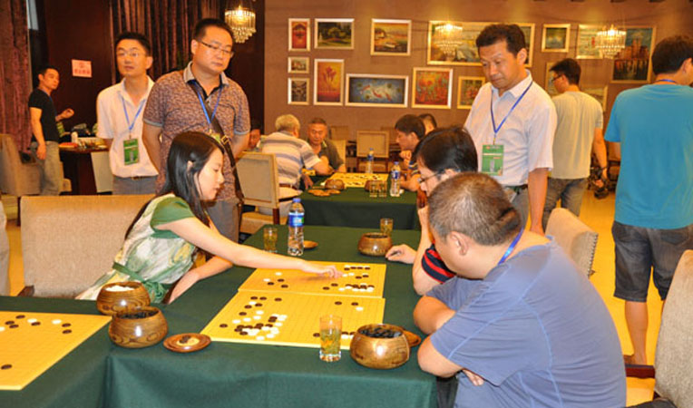 職業選手與蕪湖棋迷進行“多面打”