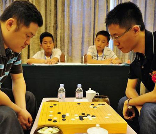 圍甲第十輪比賽,周鶴洋(左)對陣胡躍峰(右)