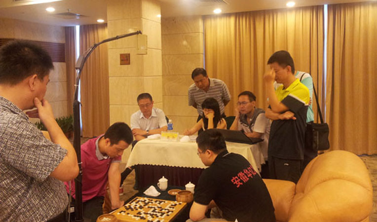 比賽期間,葛長偉書記和張靖副總裁親臨現場,觀看古力對陣黃奕中的快棋賽