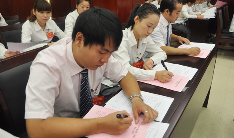 代表們填寫選票