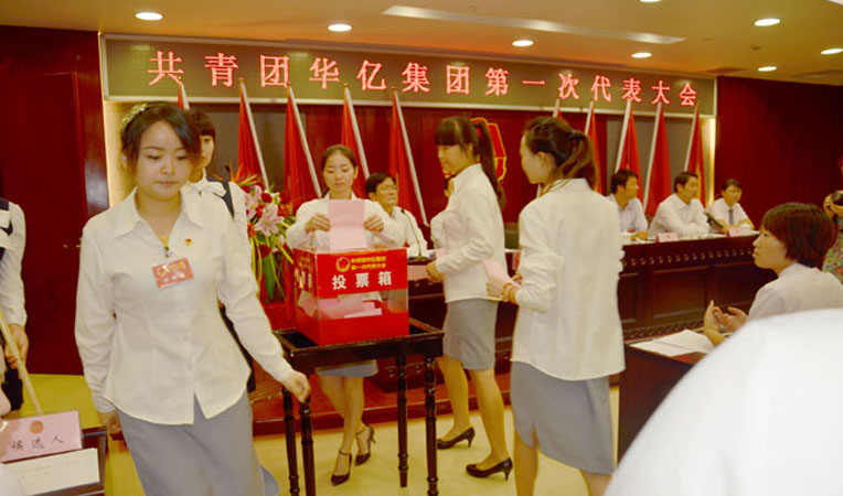 代表們依次上臺投票