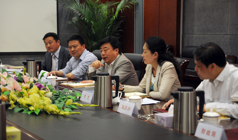 出席會議的鏡湖區(qū)領(lǐng)導(dǎo)