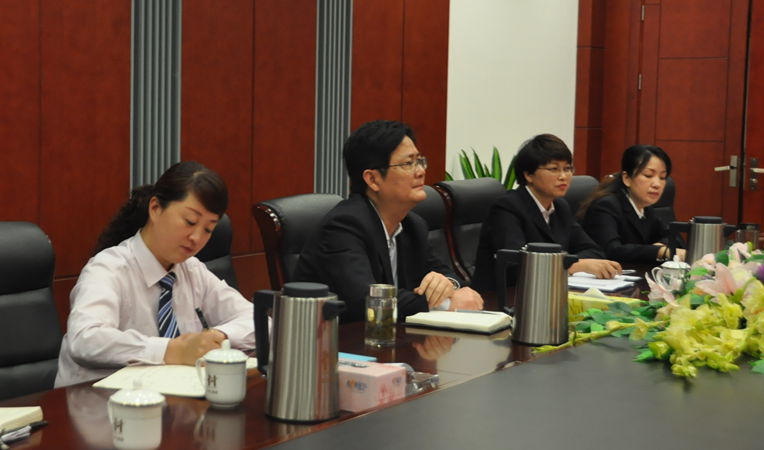 華億集團(tuán)認(rèn)真聽(tīng)取丁局長(zhǎng)的指導(dǎo)意見(jiàn)。