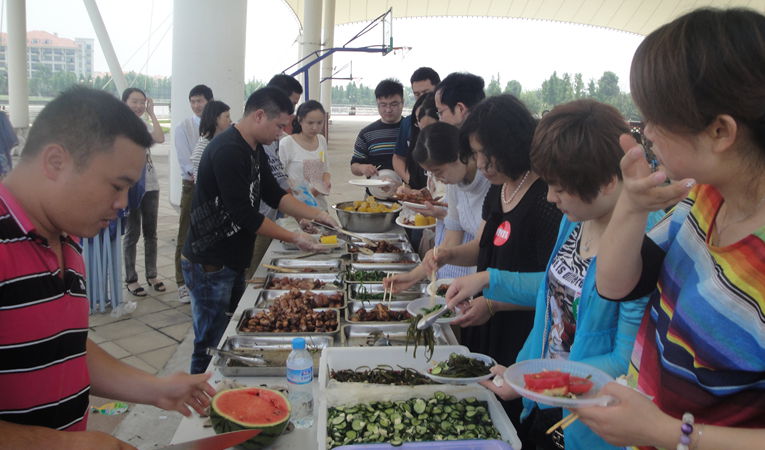 華億影迷俱樂部會員影迷在燒烤區(qū)前間排起了長長的隊(duì)伍