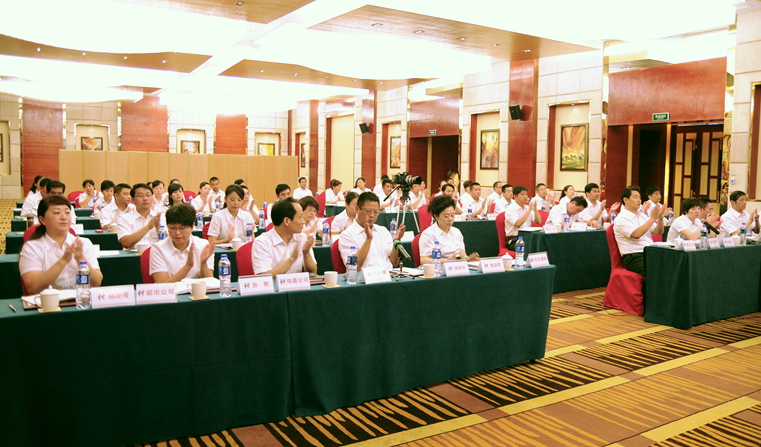 參會人員為項義水董事長振奮人心的講話鼓掌