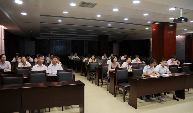 參與培訓的工作人員認真聽講