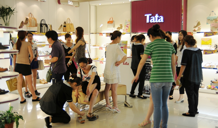 華億國際工作人員細心服務顧客試穿鞋子