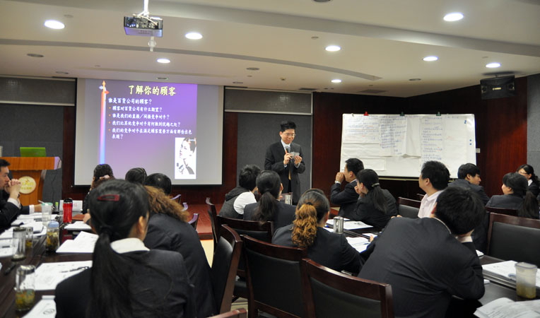 華億國際定期舉辦員工培訓,提升員工服務意識