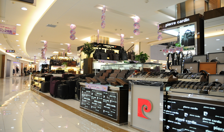 華億國際購物中心內(nèi)貨品擺放整齊、環(huán)境優(yōu)美