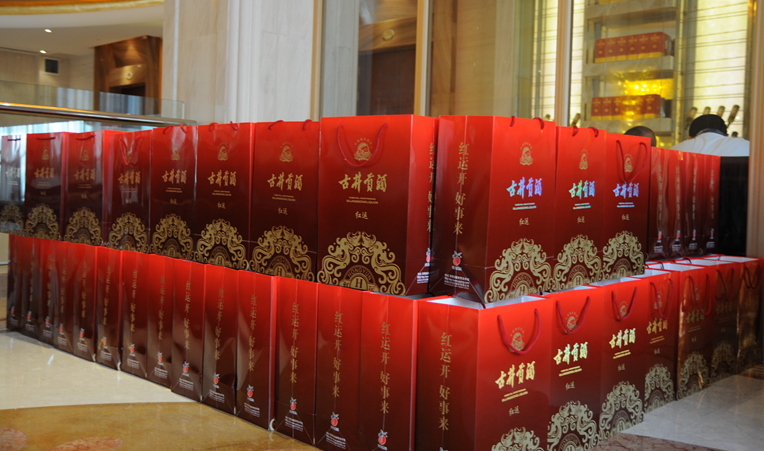 華億超市公司為參加品鑒會(huì)的嘉賓準(zhǔn)備豐厚的禮品