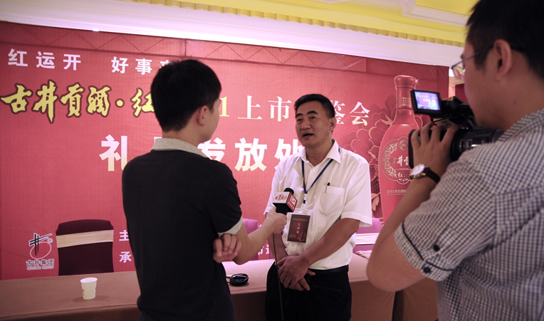 華億超市公司總經(jīng)理助理童孝文接受媒體采訪