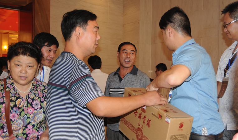 中獎(jiǎng)嘉賓領(lǐng)取獎(jiǎng)品