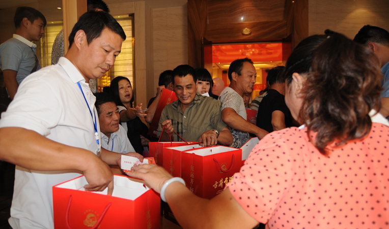 參加品鑒會(huì)的來賓領(lǐng)取禮品