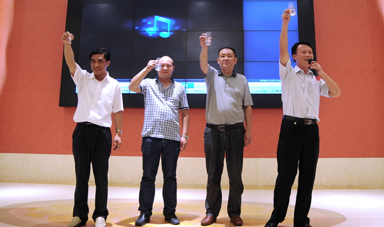 古井集團(tuán)與華億集團(tuán)領(lǐng)導(dǎo)共同上臺(tái)致祝酒辭