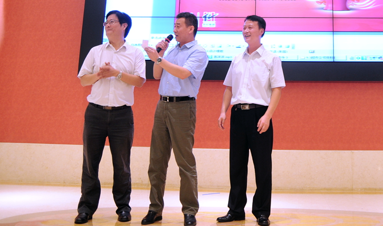 古井集團(tuán)銷售公司總經(jīng)理縱兆紀(jì)和華億集團(tuán)黨委書記陳愛國共同抽取一等獎(jiǎng)幸運(yùn)嘉賓