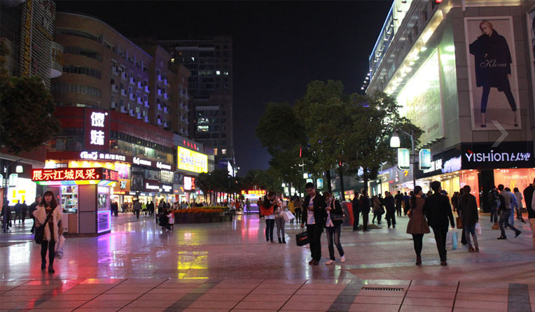 11月11日是光棍節(jié),雖然蕪湖天氣有些寒冷,但是依然沒有阻擋步行街的人流。光棍節(jié)high起來。