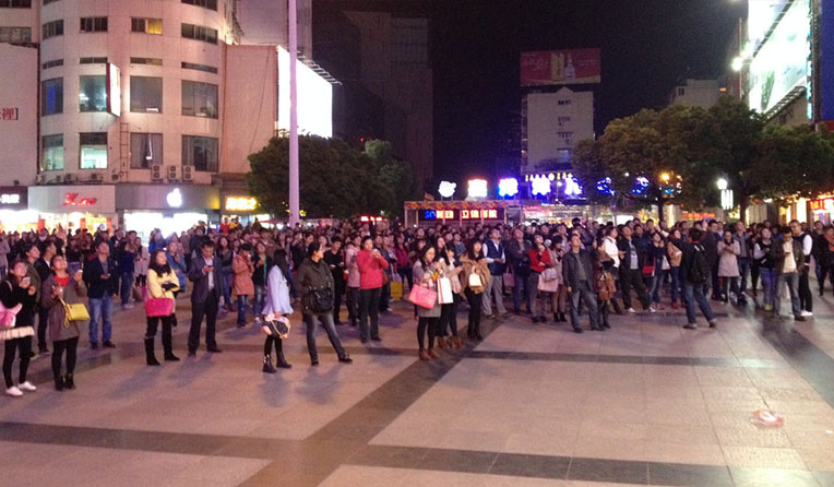 本次萬人微信搖一搖毫無疑問已經(jīng)成為了當(dāng)晚步行街的焦點
