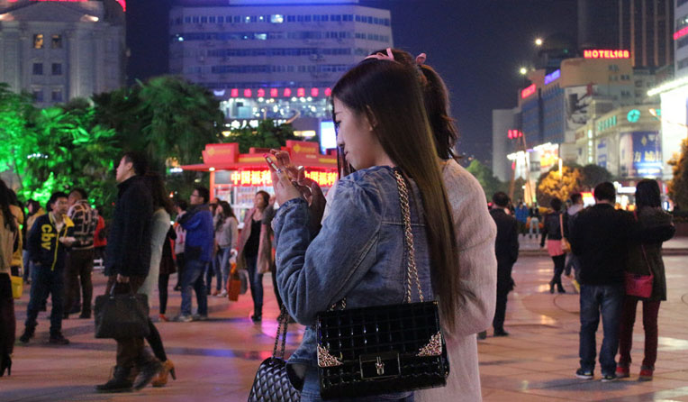 越來越多的人往華億廣場門口集結(jié),掏出手機,等待大屏幕倒數(shù)吧