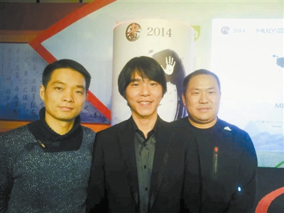 李世石(中)與蕪湖華億站賽事主辦方人士合影