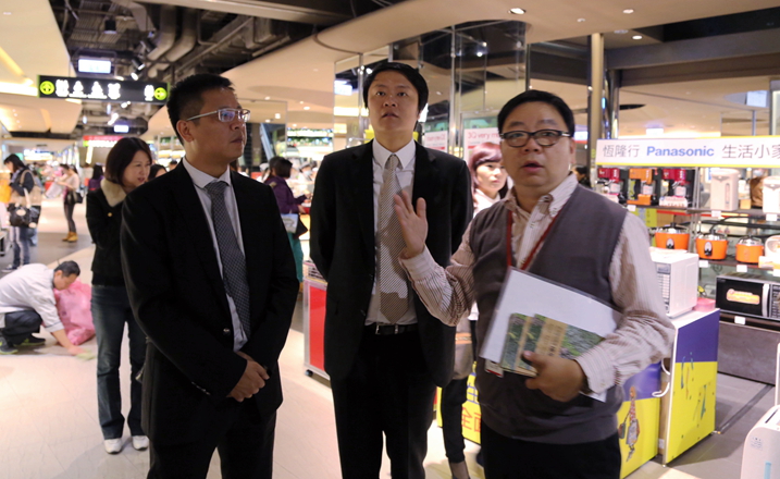 京站時尚廣場負責人給項領總裁作介紹