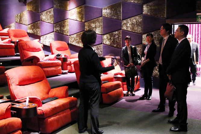 項領總裁參觀秀泰影城