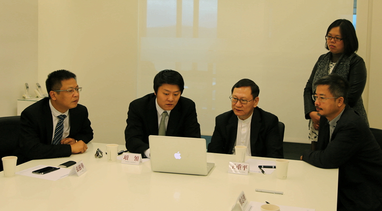 項領總裁對李祖原大師團隊的精湛作品表示欣賞