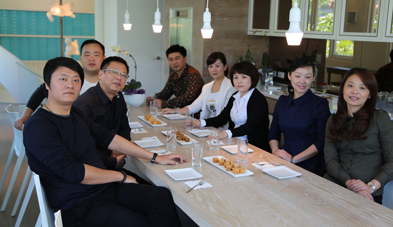 華億國際考察團一行在臺灣糕點名店“旋轉木馬Francis”品嘗美食鳳梨酥