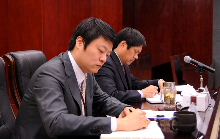 項(xiàng)義水懂事長(zhǎng)、項(xiàng)領(lǐng)總裁認(rèn)真聽取匯報(bào)并記錄