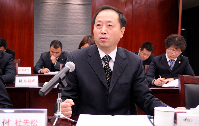 集團(tuán)副總裁、華億置業(yè)公司總工程師杜先松討論發(fā)言