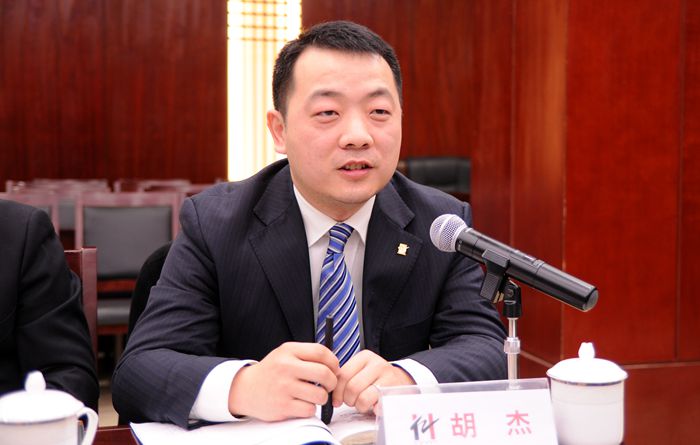 華億城市生活廣場(chǎng)公司副總經(jīng)理胡杰討論發(fā)言